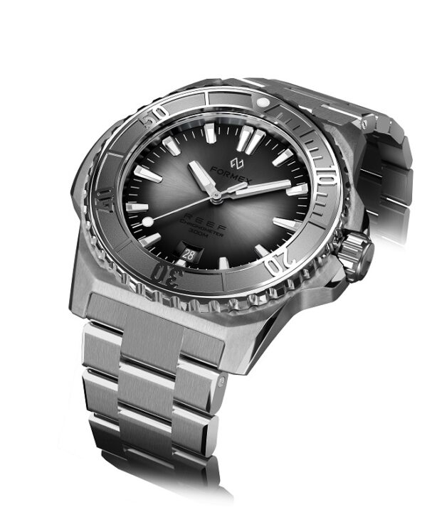 שעון FORMEX REEF 300M COSC לוח כסוף ורצועת מתכת – Limited Edition Boutique